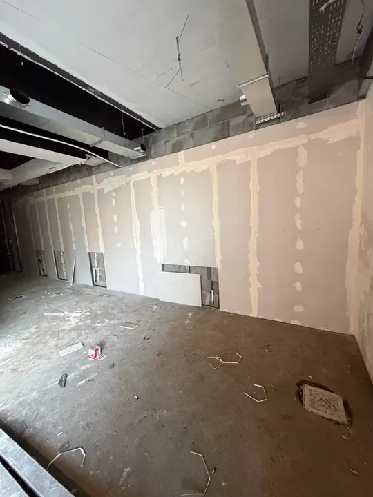 Banka şubesi tadilatı – Alçıpan bölme duvarlarda derz dolgu aşaması