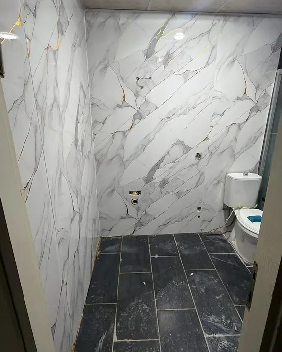 Banyo Duvar Paneli – Mermer görünümlü banyo duvar paneli