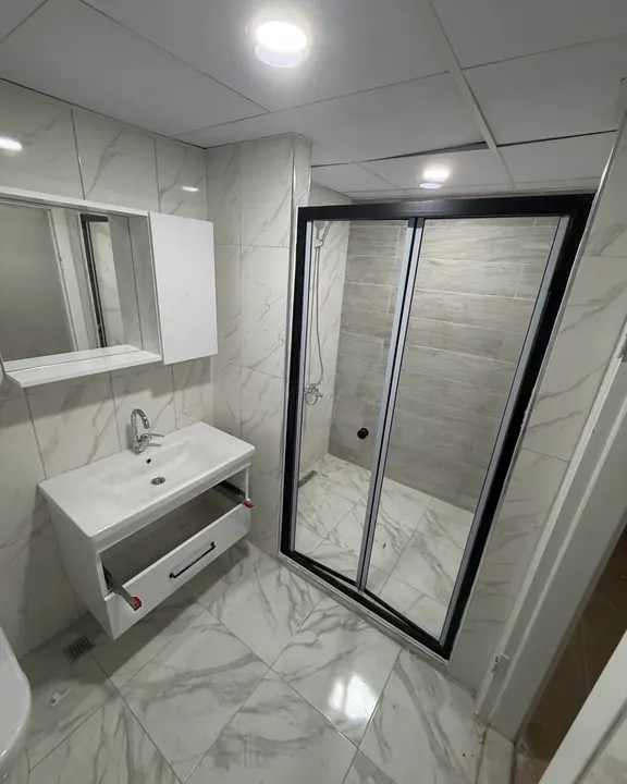 Banyo yenileme – Duşakabin ve lavabo dolabı